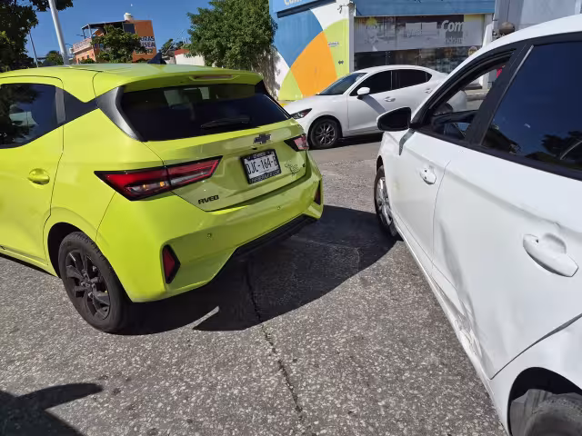 Un MG blanco y un Chevrolet Aveo amarillo protagonizaron un choque en la colonia Plutarco Elías Calles, Campeche, que afectó temporalmente la circulación.