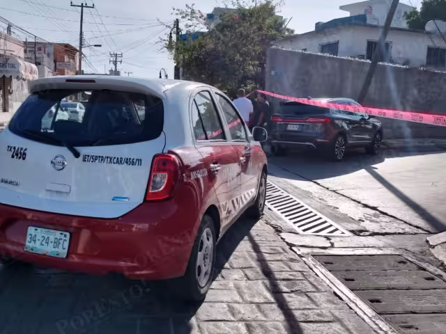 Tras el impacto, la guiadora de la camioneta Lincoln terminó estrellándose en un poste de la colonia Centro de Ciudad del Carmen