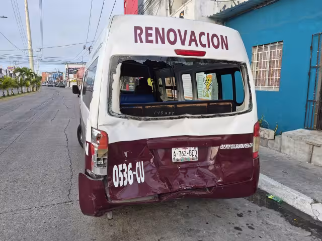 Dos combis de la ruta Renovación chocaron en la colonia Salitral.