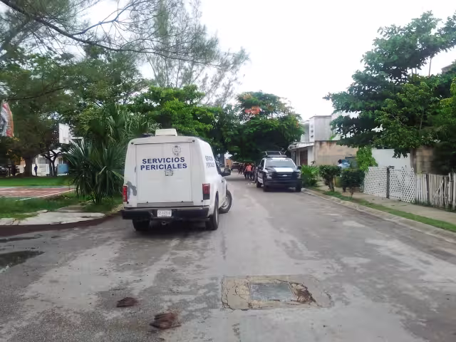 Elementos policiacos acordonaron la zona en espera de la llegada de la policía de investigación, peritos y servicio médico forense