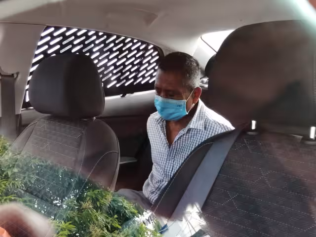 Detenido en la patrulla luego del que la policía acudiera al lugar