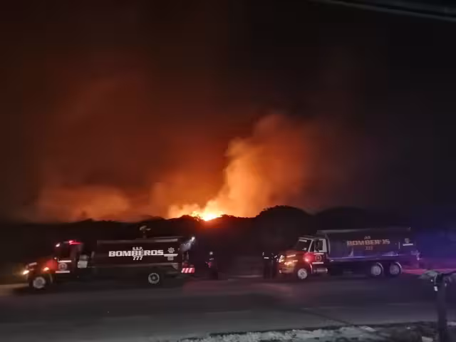 El incendio se pudo ver desde los techos de las casas aledañas