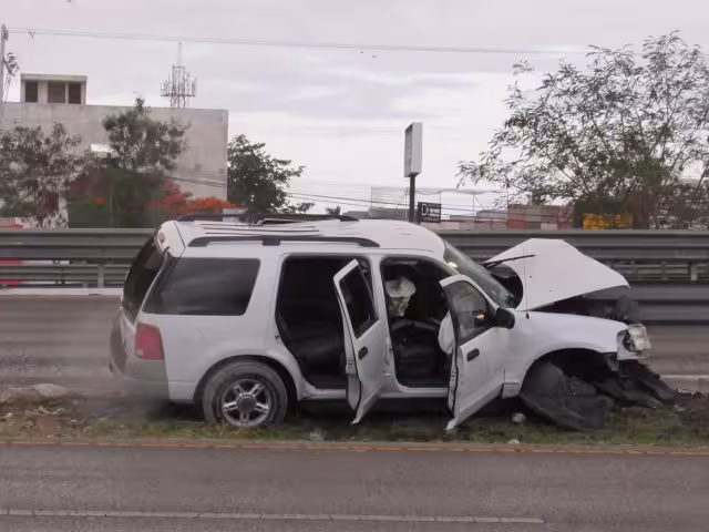 Un conductor estampó su camioneta en Periférico por lo que se encuentra grave en el hospital en Mérida