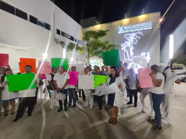 Personal del IMSS se manifestó en diferentes hospitales de la entidad.