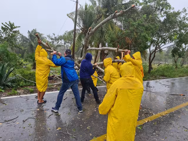 En algunos municipios se registra el corte en el servicio de energía eléctrica. Foto: Mauricio Vila Dosal