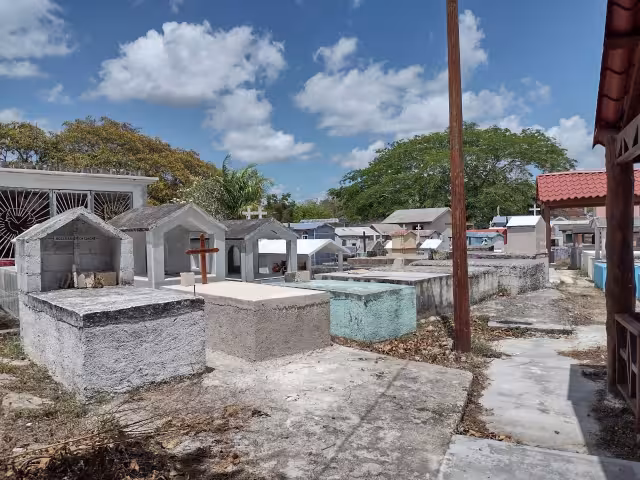 El camposanto permaneció con poca gente este lunes