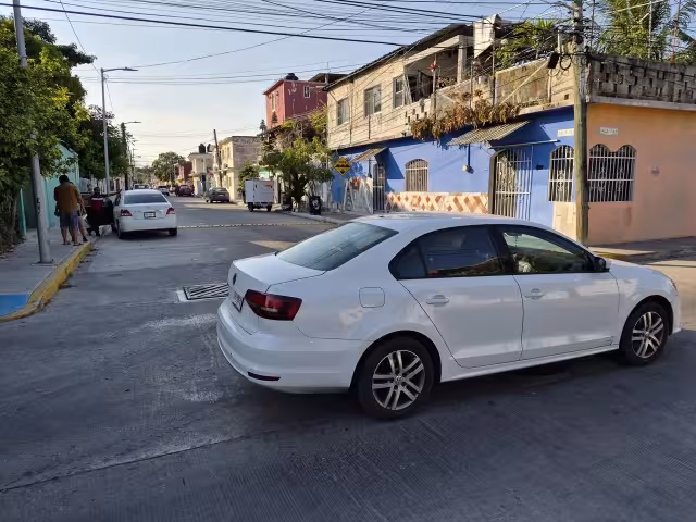 Choque entre un Jetta y un Yaris en la colonia Benito Juárez dejó daños materiales y afectaciones al tránsito