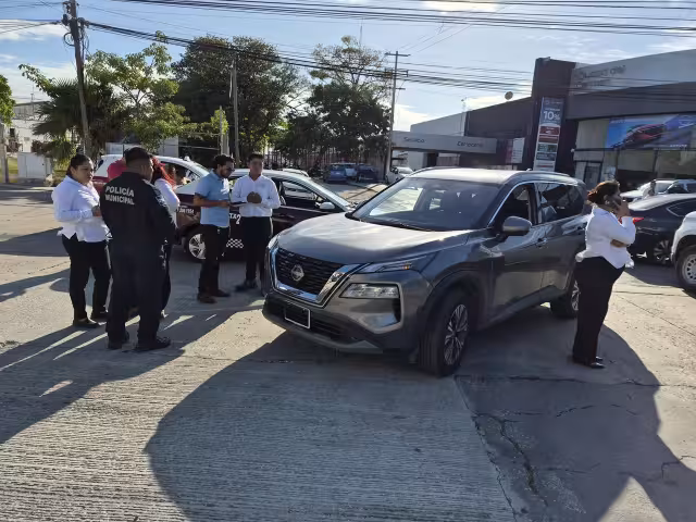 Fuerte choque entre camioneta y taxi en Ciudad del Carmen.