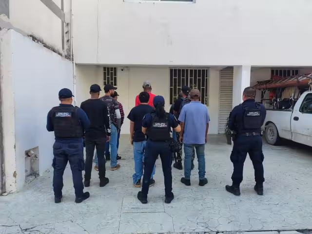 Los empleados fueron rescatados por elementos policiacos.