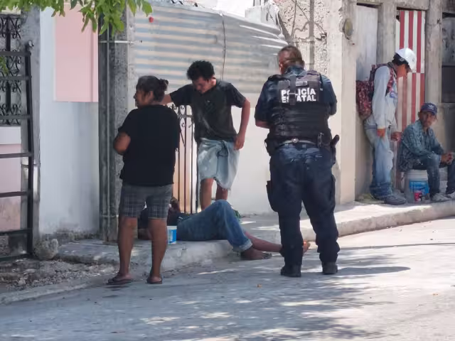 Un hombre en situación de calle permaneció casi dos días tirado en la vía pública con una fractura en la pierna.