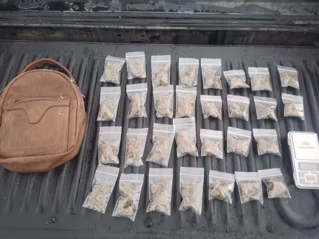 El detenido intentó esconder su maleta al ver a los policías, lo cual causó su detención