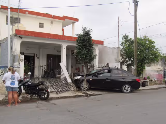 El automóvil provocó varios daños