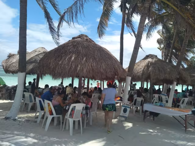 Las playas de Mahahual registran una afluencia de 5 mil turistas pese al COVID-19