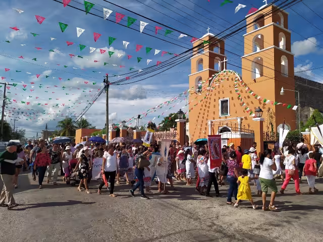 Varios centros pastorales llegaron con estandarte a la procesión de la virgen