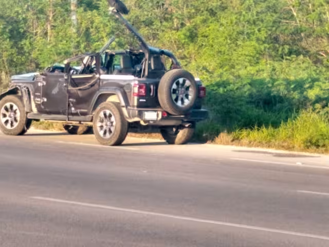 La camioneta quedó con varos daños