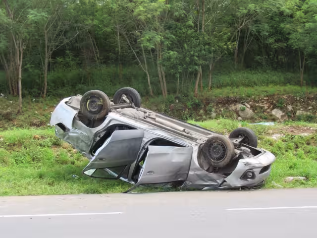 El auto quedó volcado fuera de la cinta asfáltica