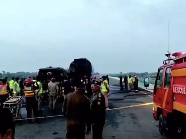 Policía de Pakistán indicó que presuntamente el chofer del autobús se quedó dormido y se estrelló contra la unidad cisterna