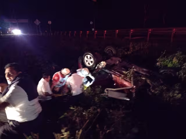 La mujer quedó prensada en el vehículo tras ser impactados por un tráiler en el municipio de Carrillo Puerto