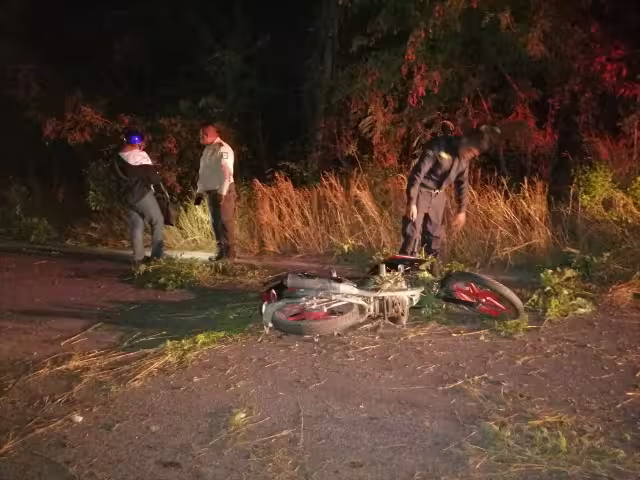 Pareja derrapa en la carretera Motul-Cacalchén; el conductor habría estado alcoholizado