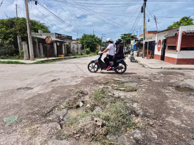 Vecinos de la colonia Guadalupe en Champotón piden obras de bacheo, cunetas y drenaje pluvial en la calle 16 por 41.