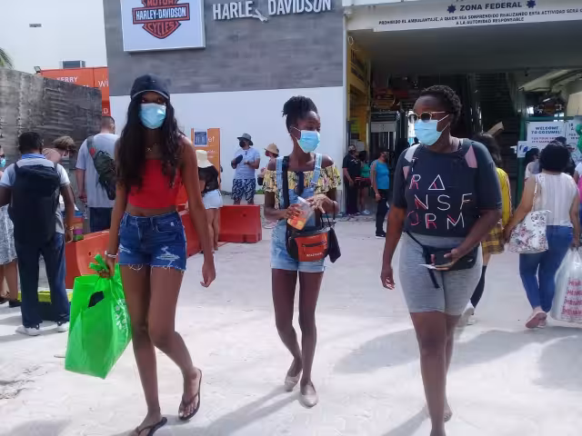 Arribaron los turistas que apresuraron el paso para lograr cruzar a Cozumel