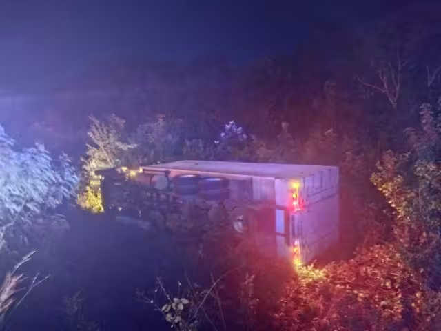 El tráiler terminó fuera de la carretera rumbo a Carrillo Puerto y su conductor resultó ileso