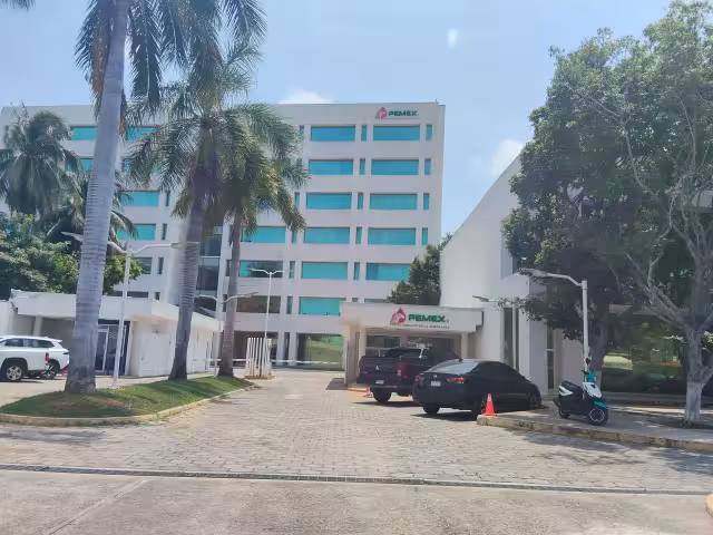 Empresarios de Ciudad del Carmen advierten que la crisis económica sigue agravándose por los adeudos de PEMEX.
