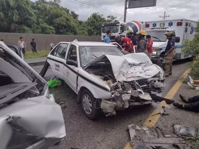 El accidente ocasionó que salieran tres personas lesionadas