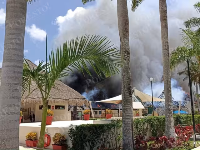 La columna de fuego del incendio en el Hotel Allegro de Cozumel se extendió varios metros de distancia y fue visto por pescadores