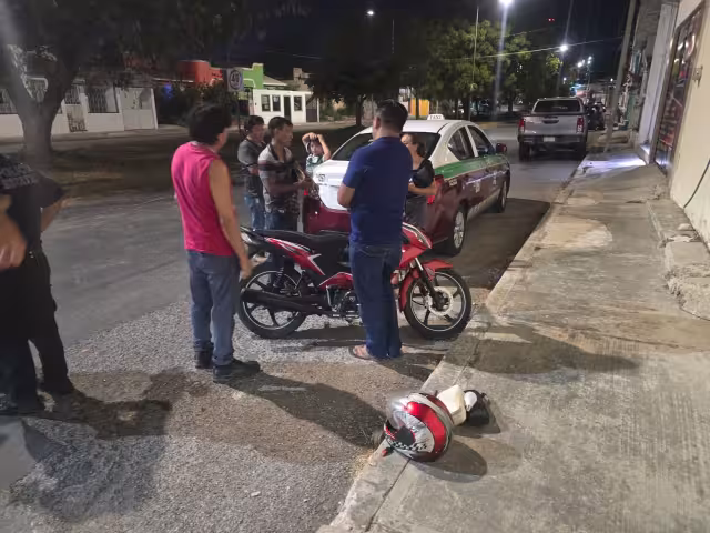 Paramédicos auxiliaron a una mujer lesionada tras un choque entre una motocicleta y un taxi en Ciudad Concordia, Campeche.