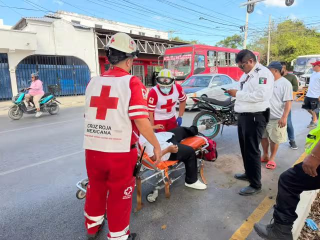 Paramédicos de la Cruz Roja atendieron a la víctima del impacto.
