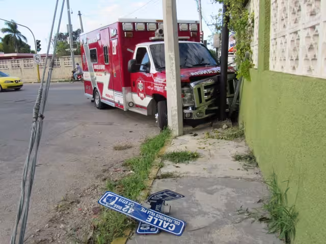 La ambulancia terminó estrellada contra un poste