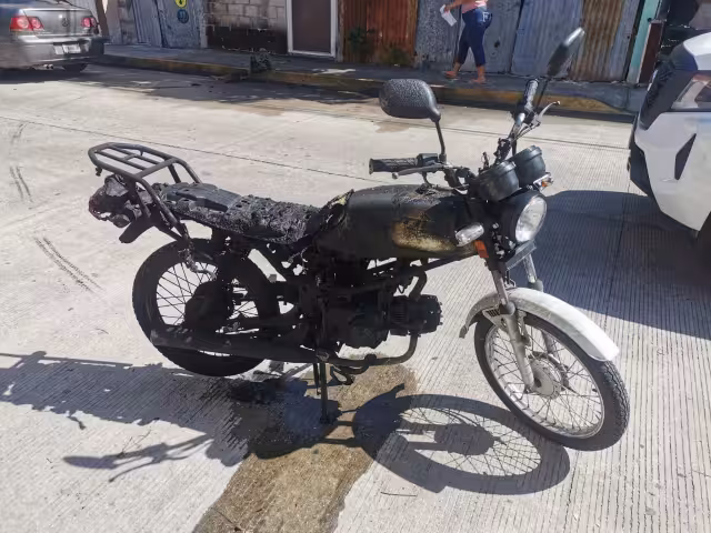 La motocicleta quedó en pérdida total luego de incendiarse el 90%