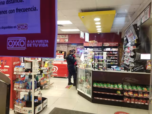 Clientes y empleados fueron amenazados por los tres hombres que ingresaron