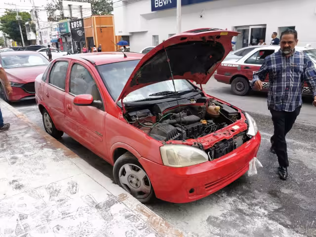 En pleno centro de la ciudad un ciudadano logró evitar el incendio de un vehículo
