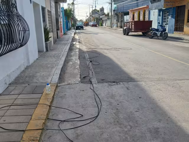 Camión derribó cables de energía eléctrica y de internet en la colonia Centro de Escárcega