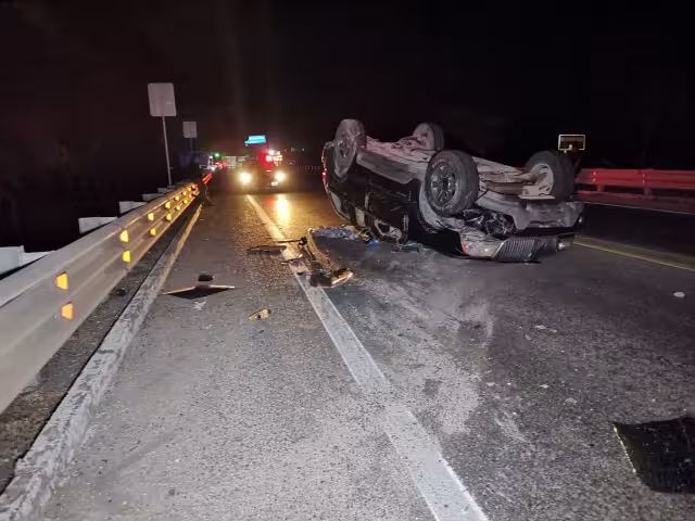 Los testigos del accidente indicaron que el conductor y los 3 pasajeros que venían a bordo lograron salir ilesos