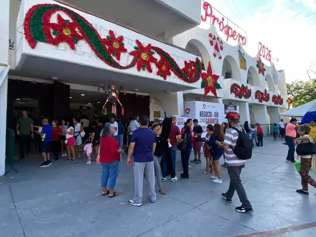 Gente con poca visibilidad, diabetes e hipertensión no recibió trato preferencial en las ocho cajas habilitadas en el Ayuntamiento, donde permaneció una ambulancia