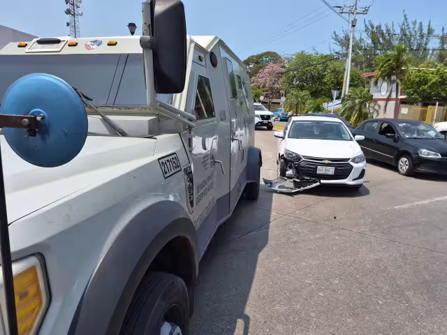 Colisionan auto particular y camioneta de valores en Ciudad del Carmen