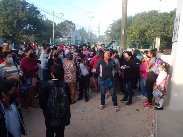 Algunos quejosos insistieron en que se destituya al director del plantel de Tixkokob