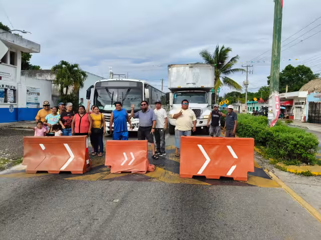 Los inconformes se manifestaron y bloquearon el paso en la vía.