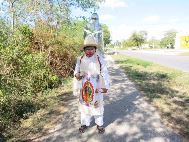 Con la efige a la espalda salió de Kanasín para cumplir su misión