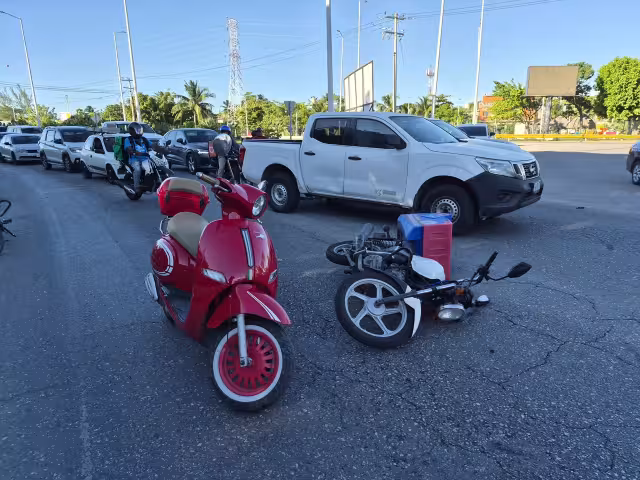 Dos motociclistas chocan en la glorieta del Chechén; una resulta lesionada