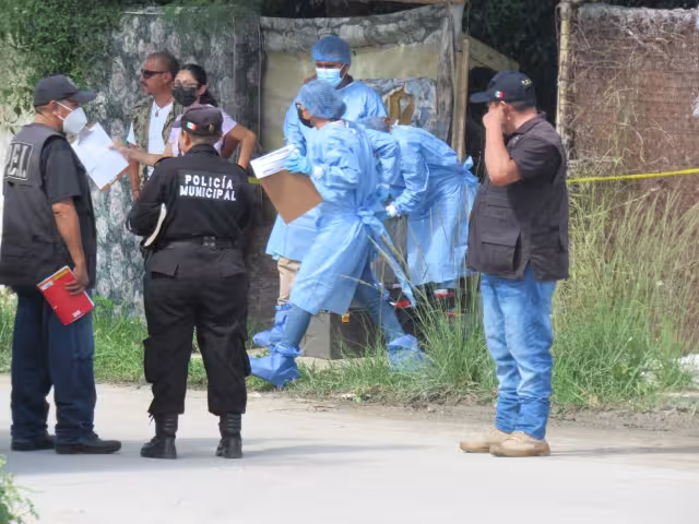 Los elementos del Servicio Médico Forense realizaron el levantamiento del cadáver