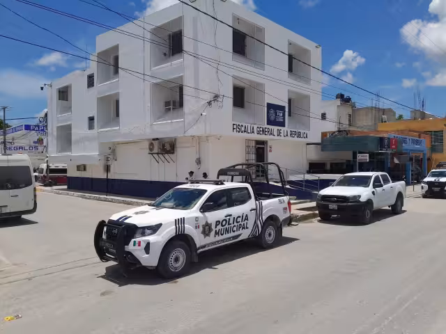 Dos hombres fueron detenidos por portación de un arma de fuego calibre 9 milímetros en la carretera federal Escárcega-Chetumal