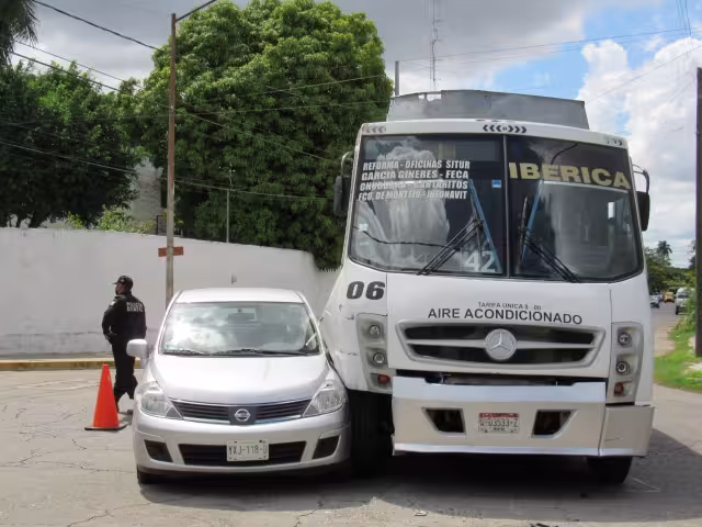 La conductora intentó ganarle el paso al camión sin medir su distancia
