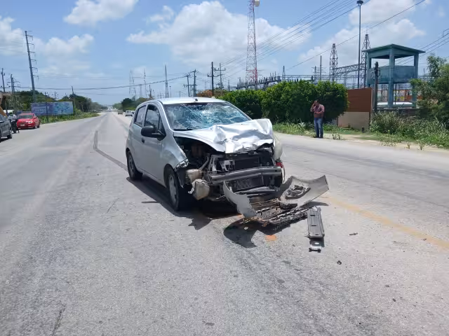 Un motociclista resultó gravemente lesionado al ser impactado por un automóvil sobre la carretera Escárcega–Villahermosa.