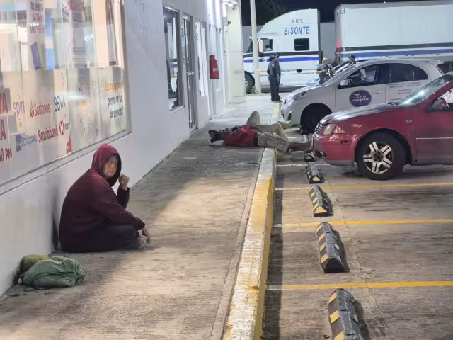 Extranjera en situación de calle genera preocupación en Ciudad del Carmen.
