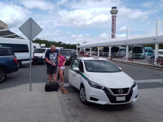 Las autoridades exhortan a los visitantes a verificar que quienes ofrecen sus servicios tengan su credencial avalada por Asur