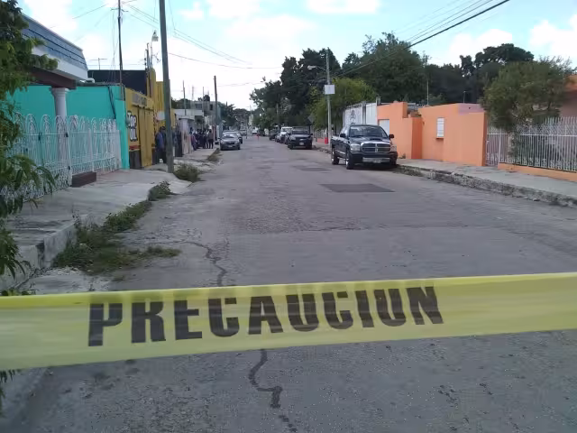 Elementos policiales cercaron la calle para trabajar en hermetismo un presunto caso de feminicidio